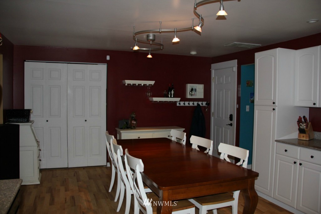 9508 216th Street Southwest Edmonds, WA 98020 - Photo 4 of 19 Gallery Image 4