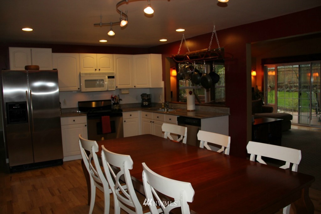 9508 216th Street Southwest Edmonds, WA 98020 - Photo 5 of 19 Gallery Image 5