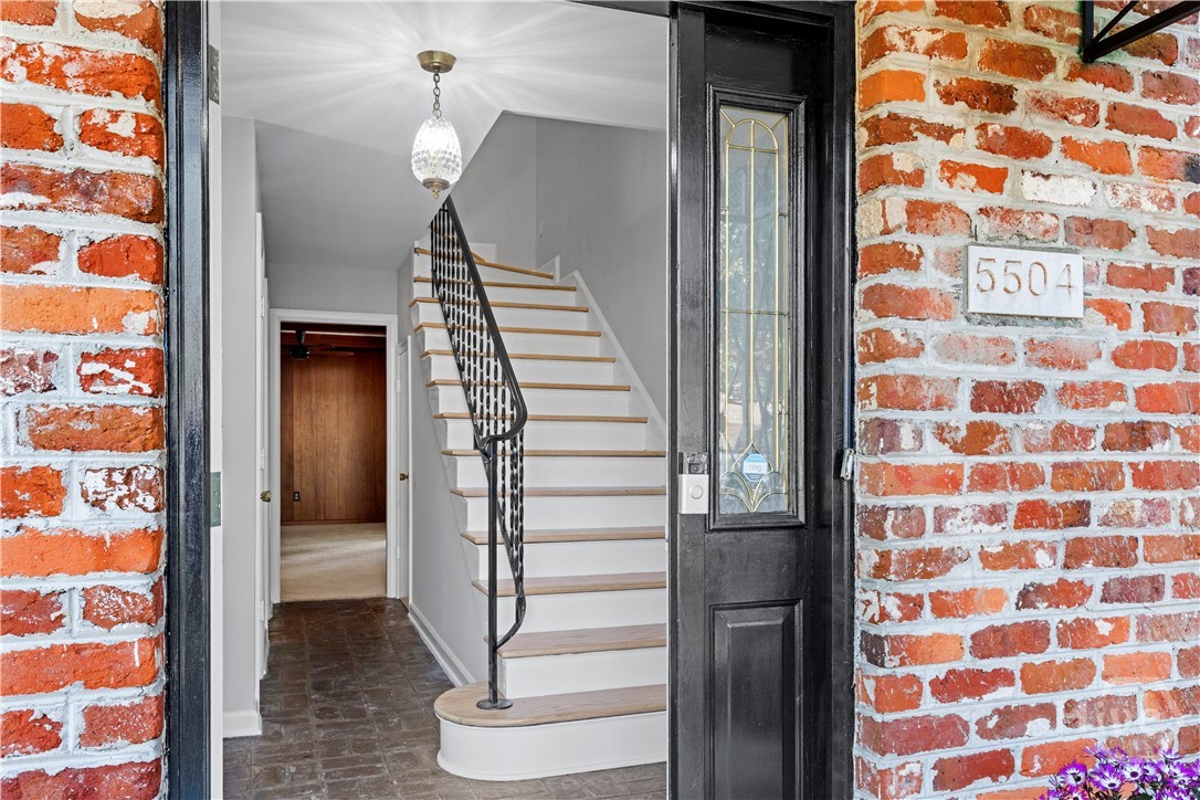 5504 Magnolia Street Savannah, GA 31406 - Photo 5 of 55 Enter to the beautiful staircase