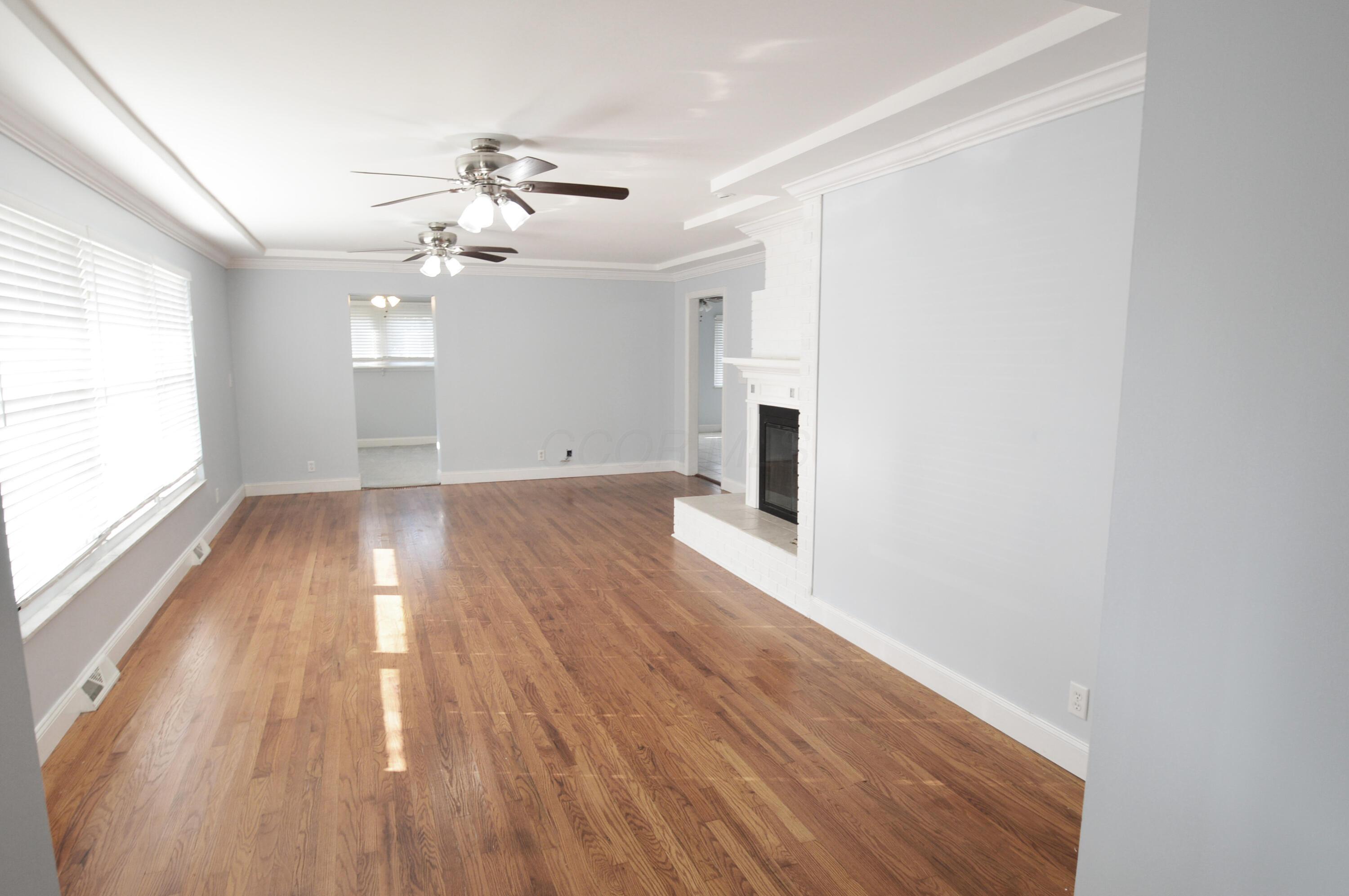5138 Roberts Road Hilliard, OH 43026 - Photo 7 of 35 Living Room 1