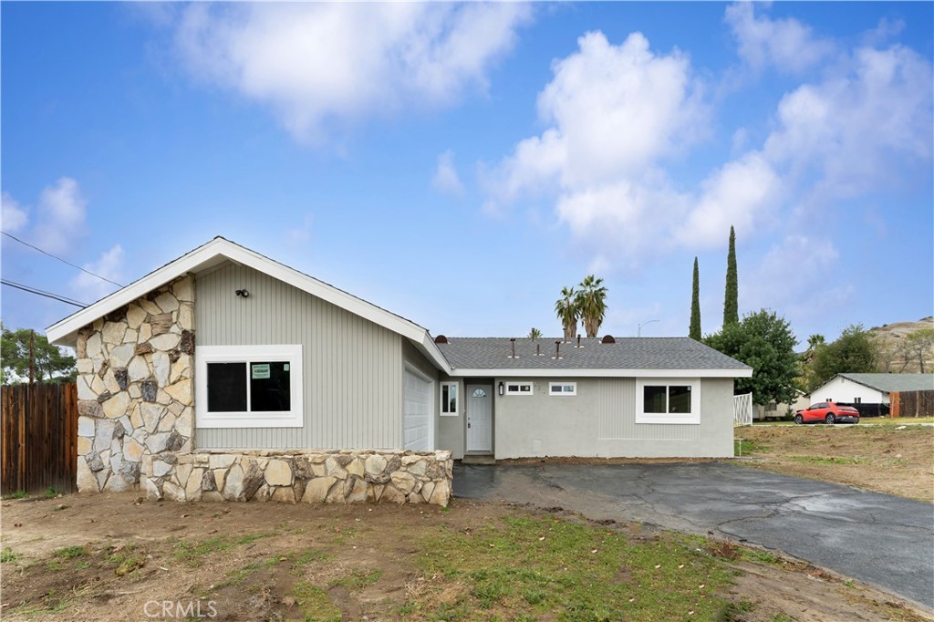 a view of a front of house with a yard