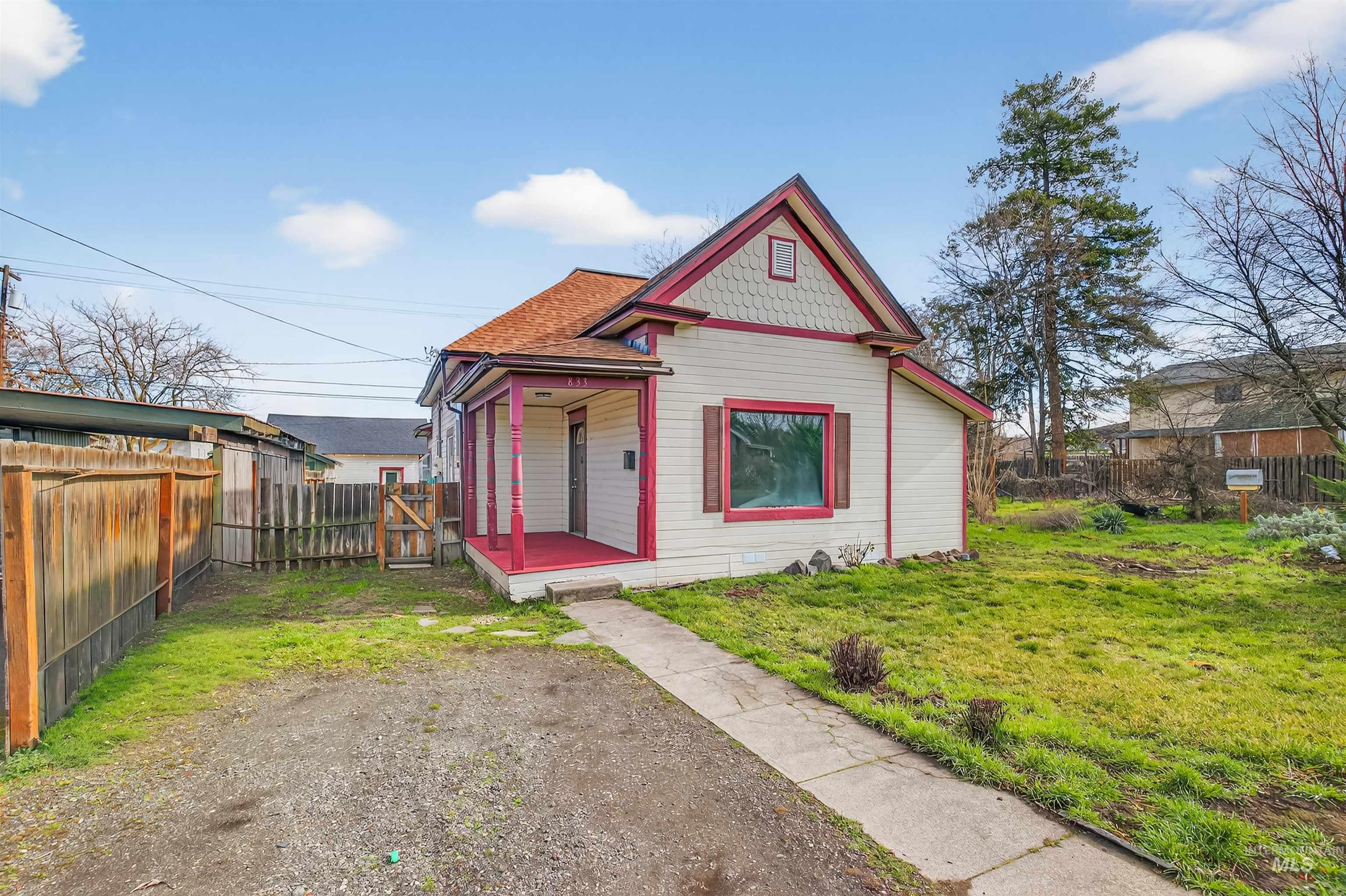 833 8th Street Clarkston, WA 99403 - Photo 2 of 40 Victorian home featuring a gate, a fenced backyard, and covered porch
