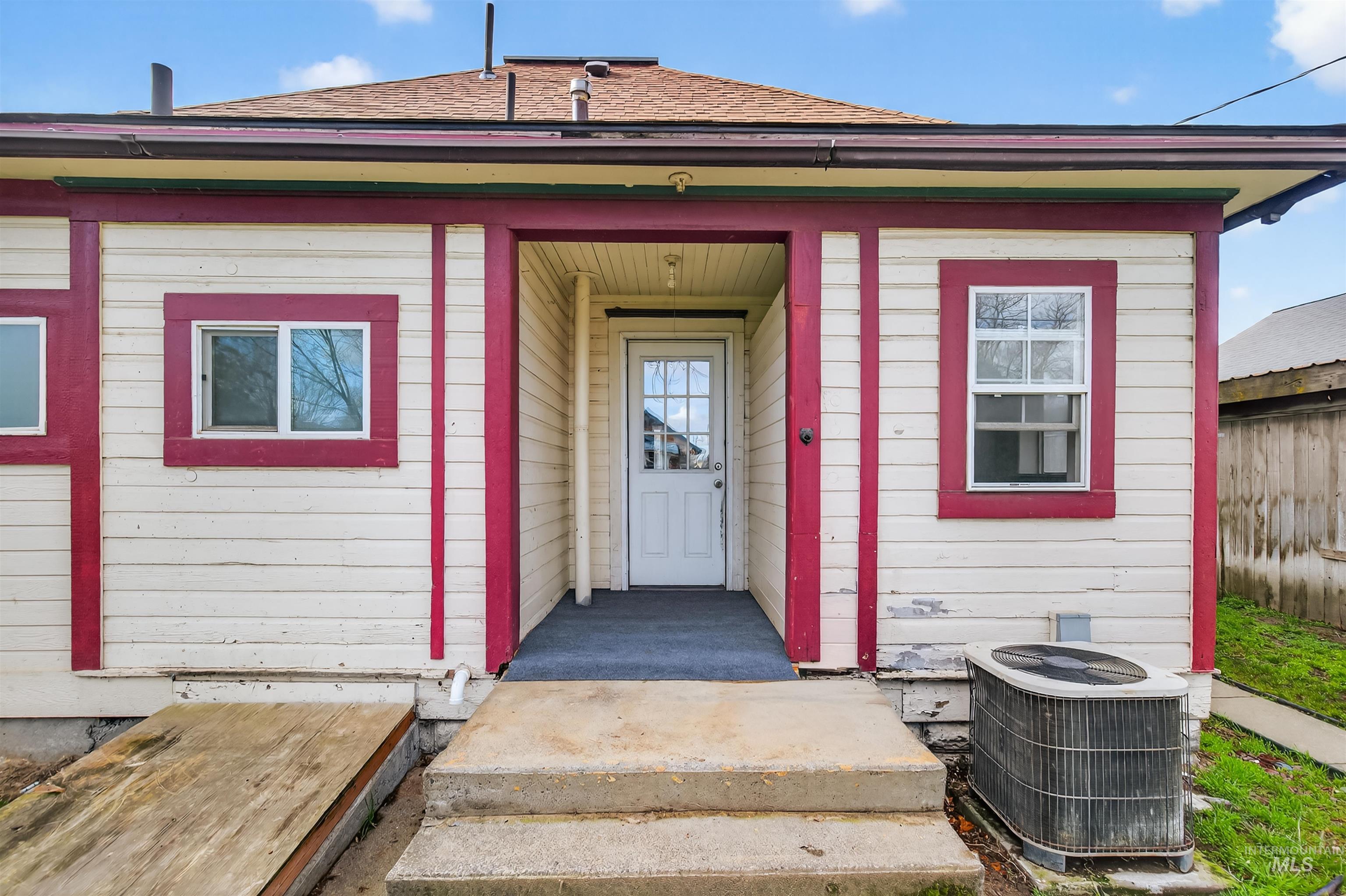833 8th Street Clarkston, WA 99403 - Photo 24 of 40 Property entrance featuring roof with shingles