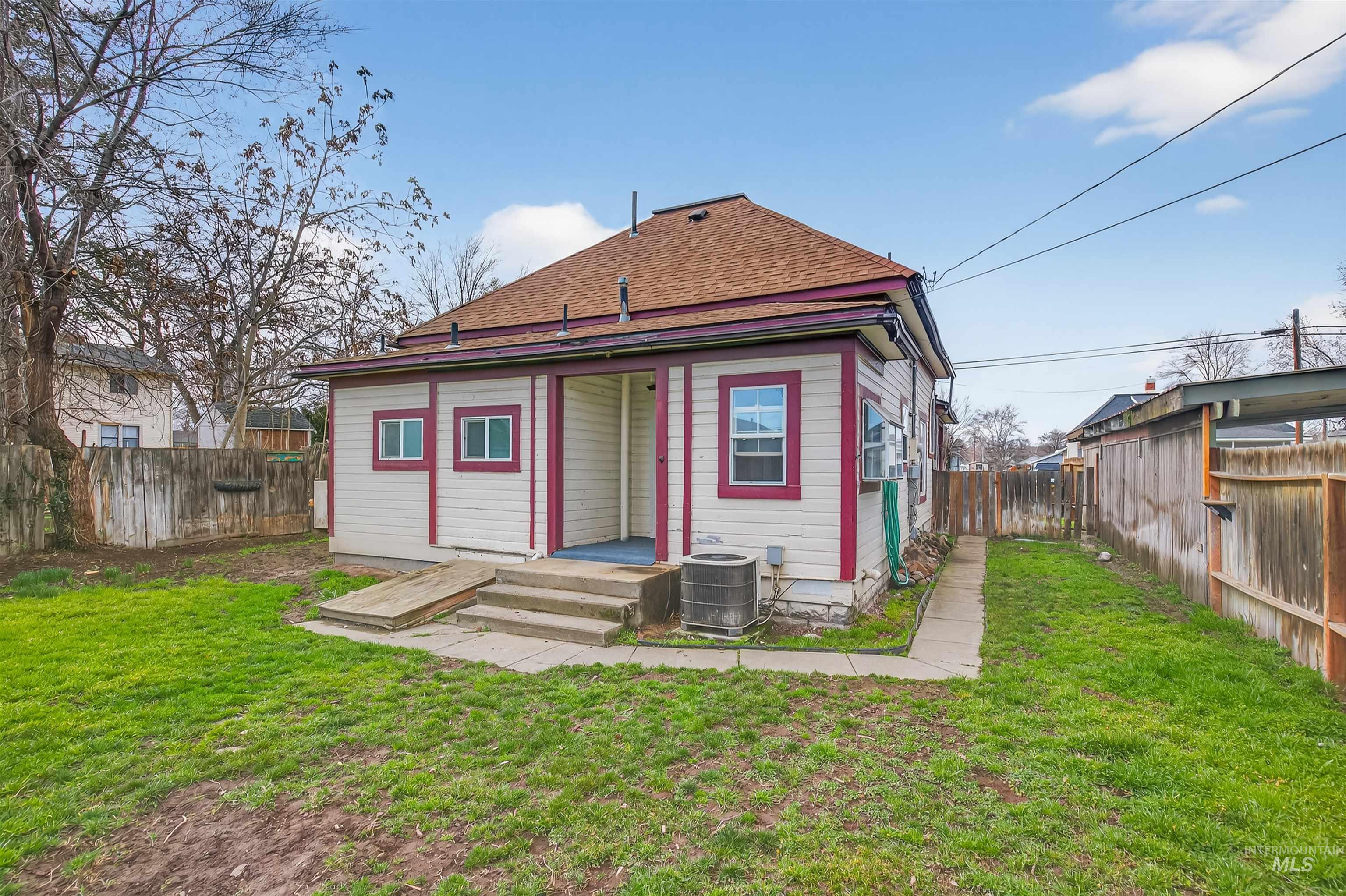 833 8th Street Clarkston, WA 99403 - Photo 29 of 40 Back of house featuring a shingled roof and a fenced backyard