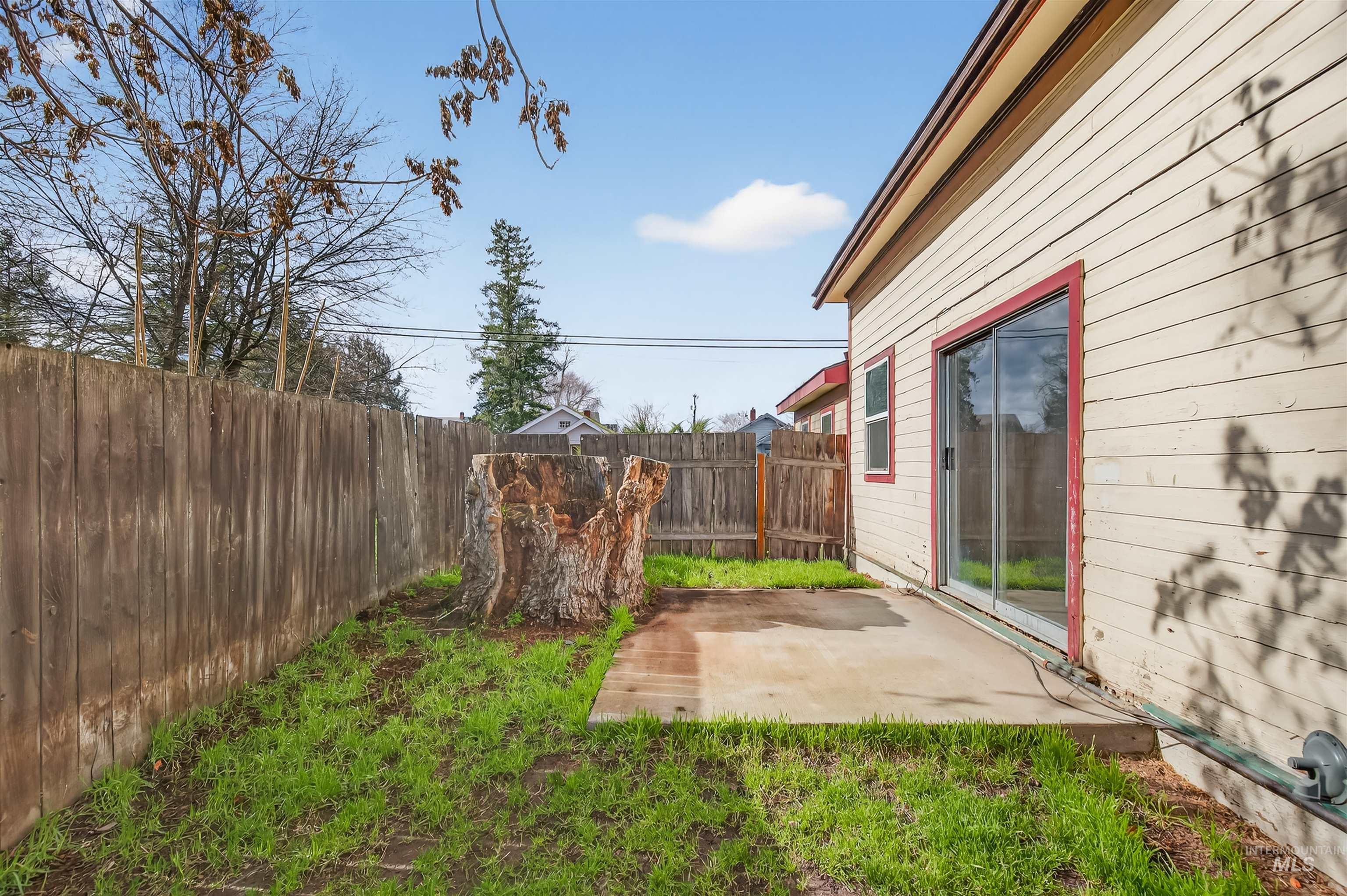 833 8th Street Clarkston, WA 99403 - Photo 33 of 40 Fenced backyard featuring a patio