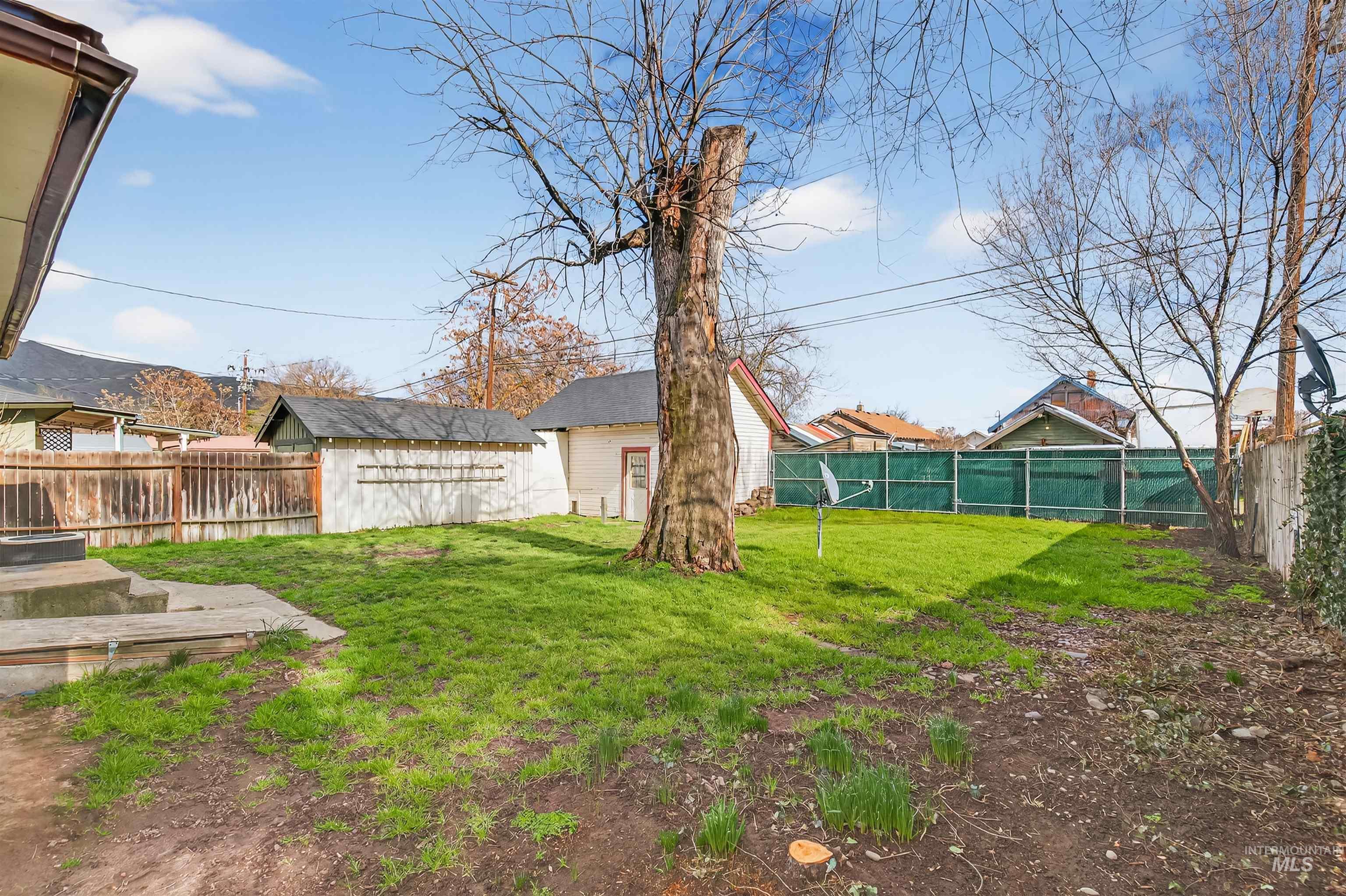 833 8th Street Clarkston, WA 99403 - Photo 34 of 40 Fenced backyard featuring an outbuilding