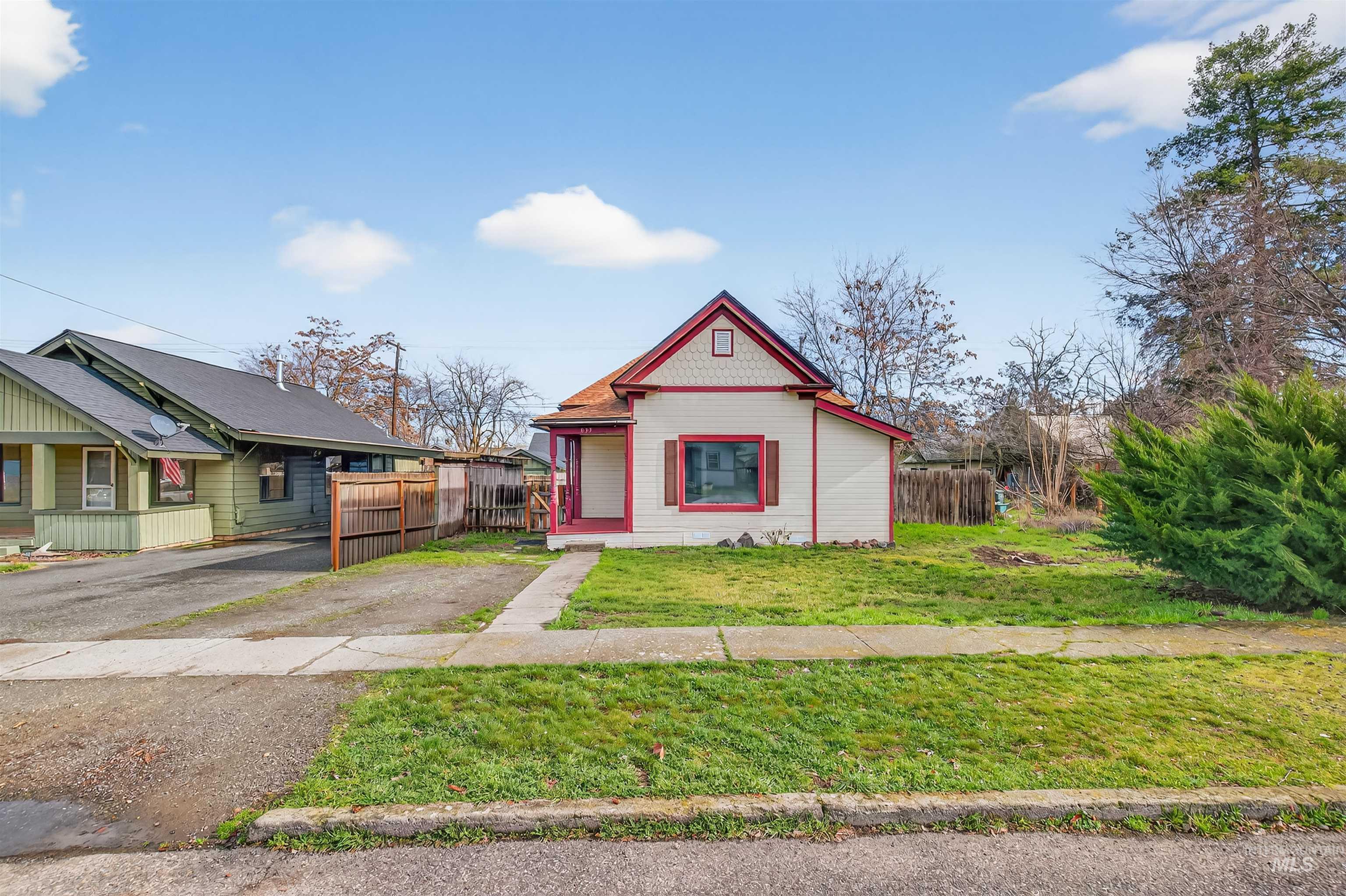 833 8th Street Clarkston, WA 99403 - Photo 36 of 40 Victorian home featuring driveway