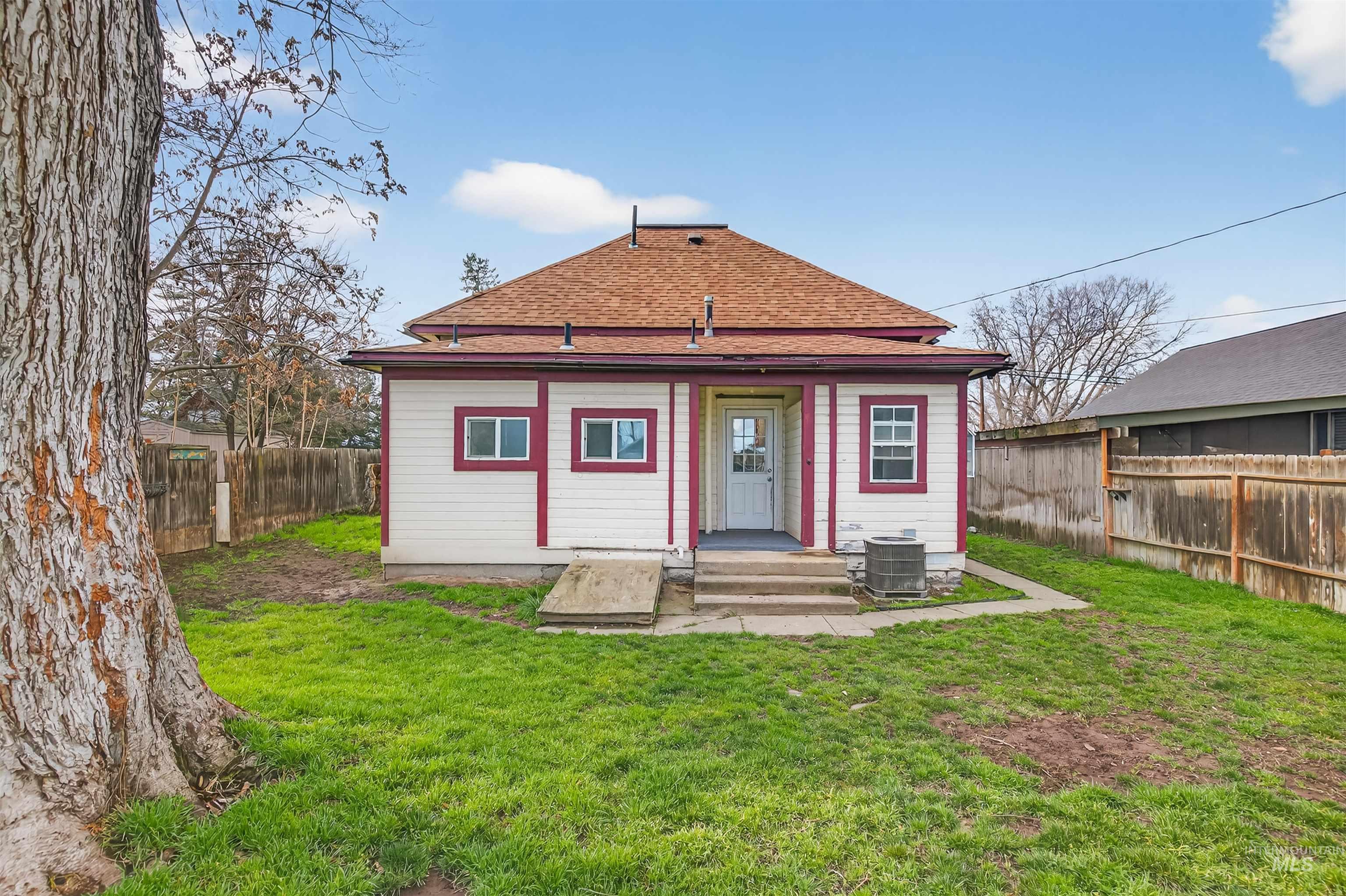 833 8th Street Clarkston, WA 99403 - Photo 38 of 40 Rear view of property with roof with shingles and a fenced backyard
