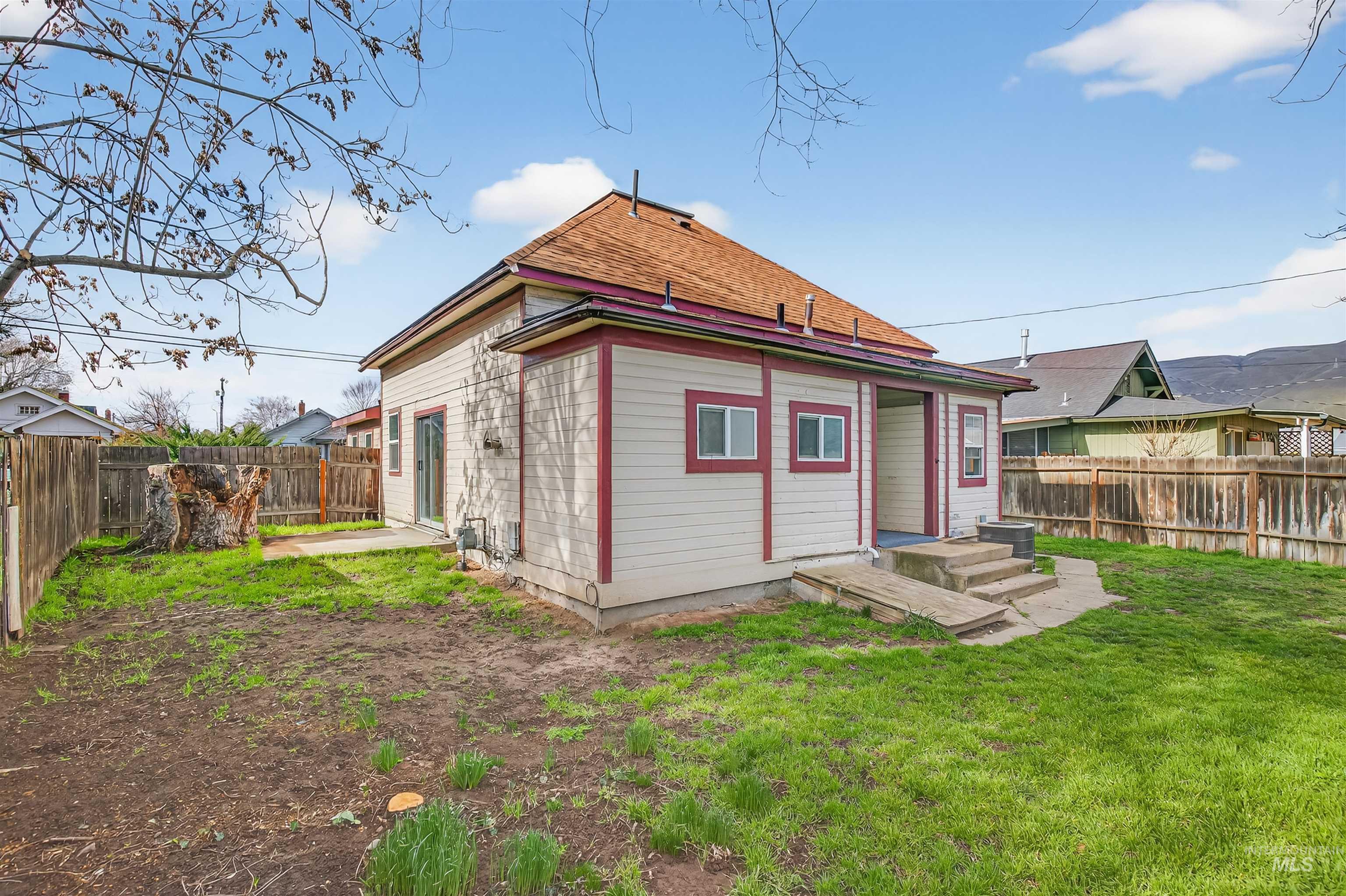 833 8th Street Clarkston, WA 99403 - Photo 40 of 40 Rear view of property featuring a fenced backyard, a patio area, and roof with shingles