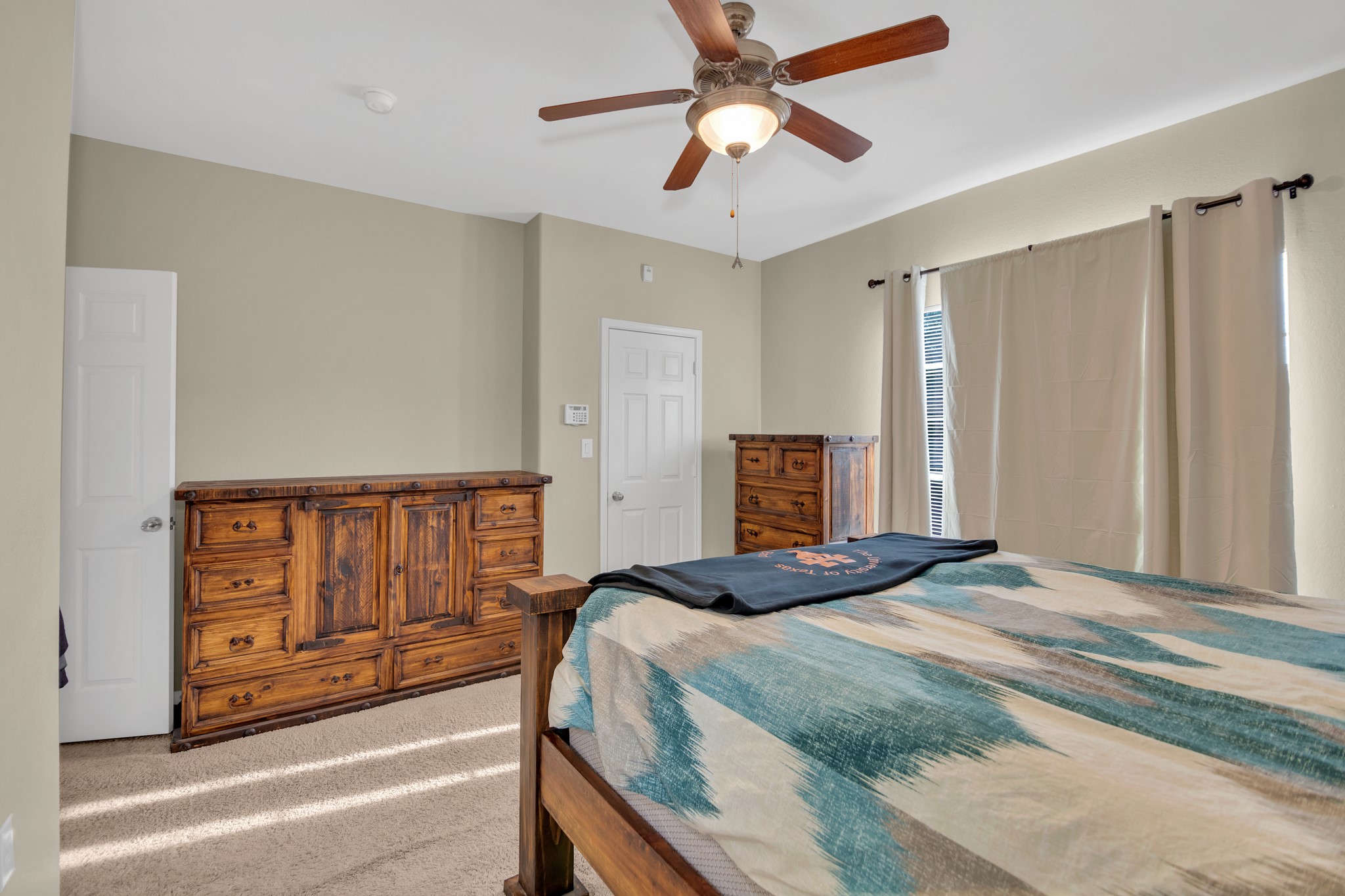 9200 Westheimer Road, Unit 1503 Houston, TX 77063 - Photo 25 of 37 a bedroom with a large bed and a chandelier