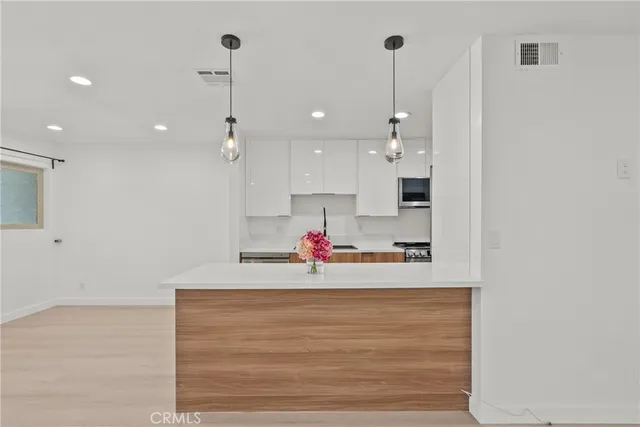 $3,990 | 23675 Park Capri, Unit 24, Calabasas, CA 91302