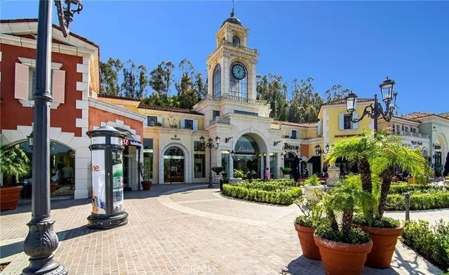 $3,990 | 23675 Park Capri, Unit 24, Calabasas, CA 91302