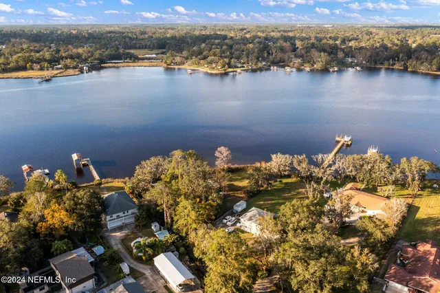 a view of a lake in middle of a city