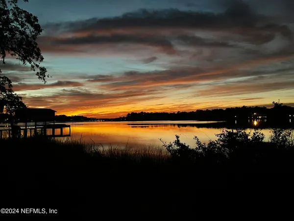 a picture of lake view