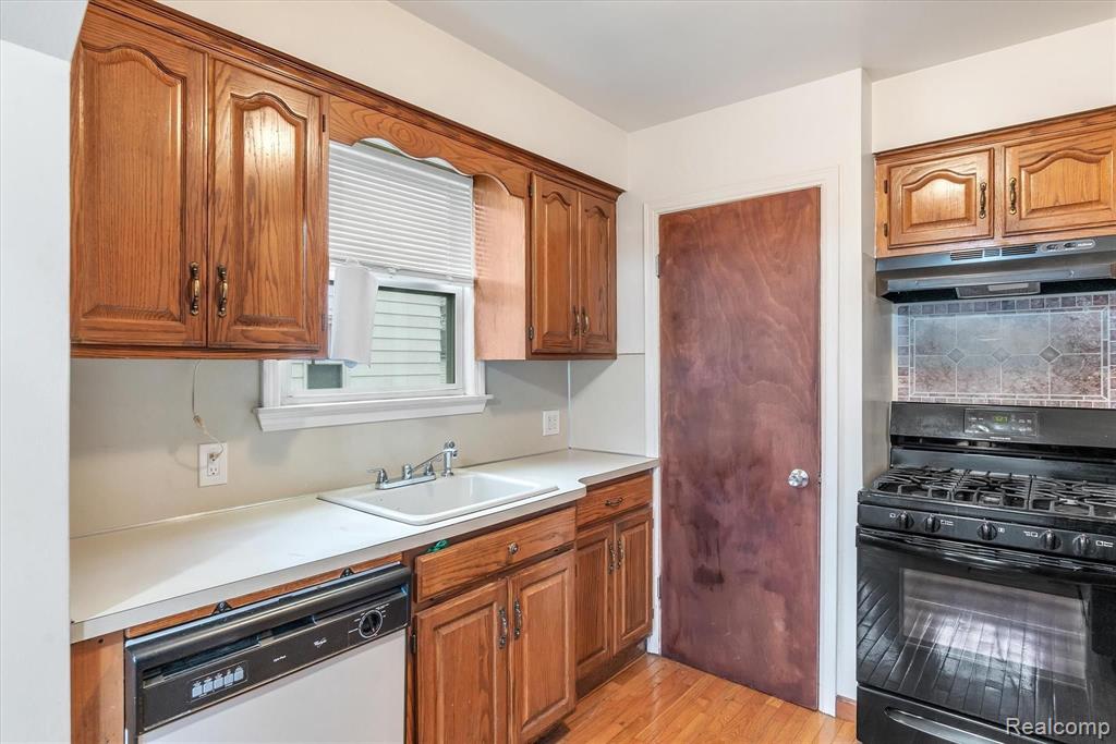 7535 Sterling Street Center Line, MI 48015 - Photo 13 of 48