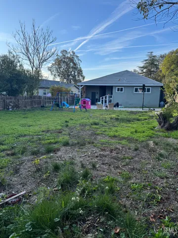 a view of a house with a backyard