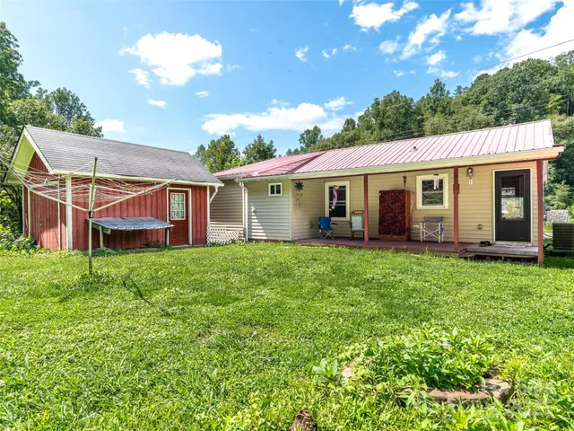 a view of a house with backyard and garden