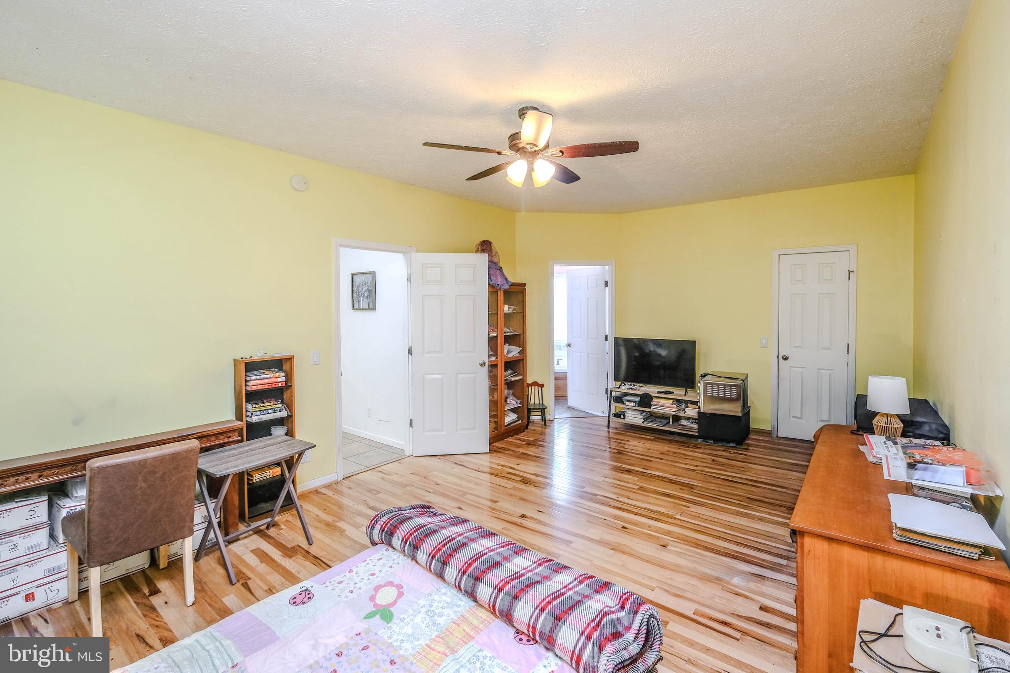 1195 Shangri-La Road Bentonville, VA 22610 - Photo 25 of 64 a living room with furniture and a flat screen tv