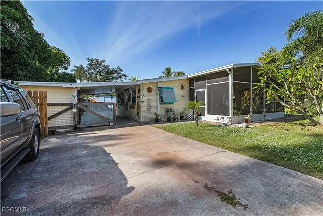 a view of a house with backyard and porch