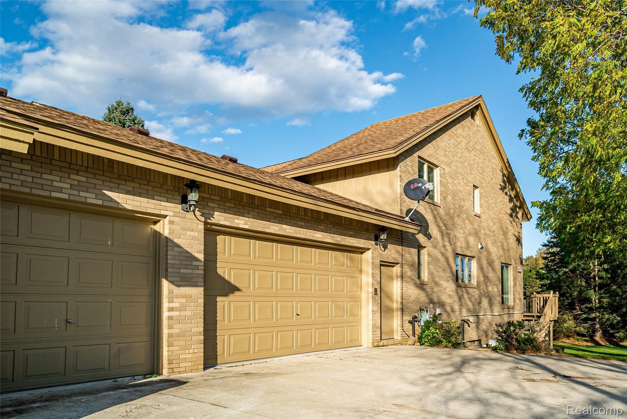 538 Oakbridge Drive Rochester, MI 48306 - Photo 5 of 54 pic front 5.jpg