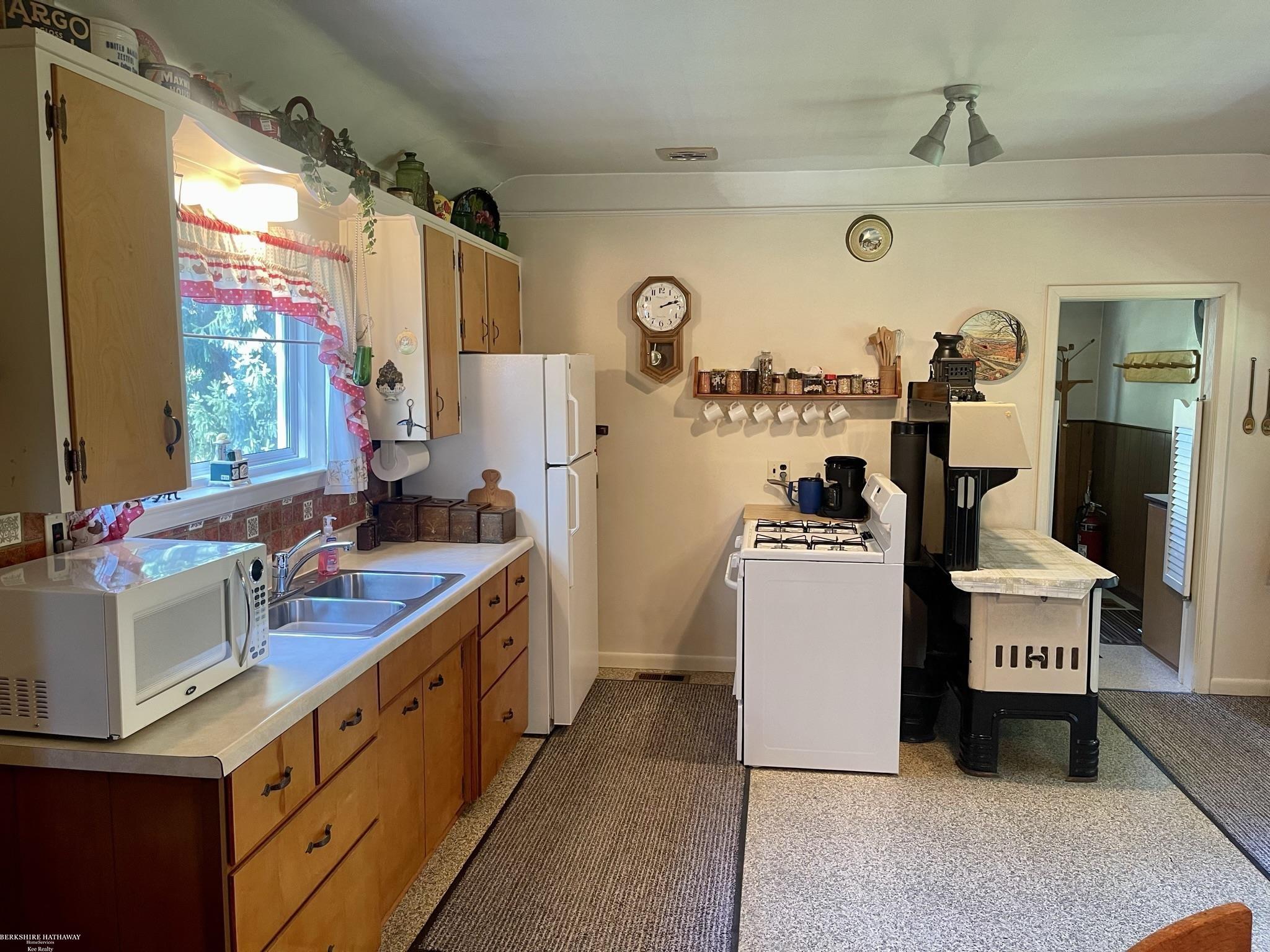11421 Clyde Road Fenton, MI 48430 - Photo 7 of 46 50160049-6723fe0e-9172-4953-8be5-12bf1266999d.JPG