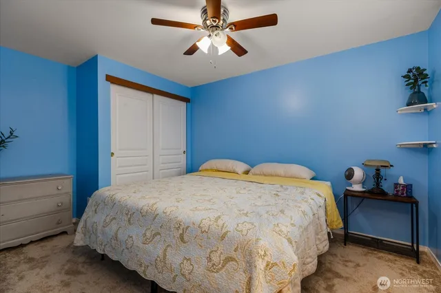 a view of a bedroom with a wardrobe space