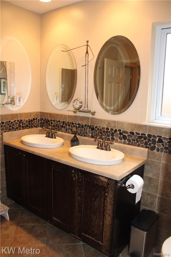 25015 Rubin Road Warren, MI 48089 - Photo 16 of 22 Updated Full Bath
