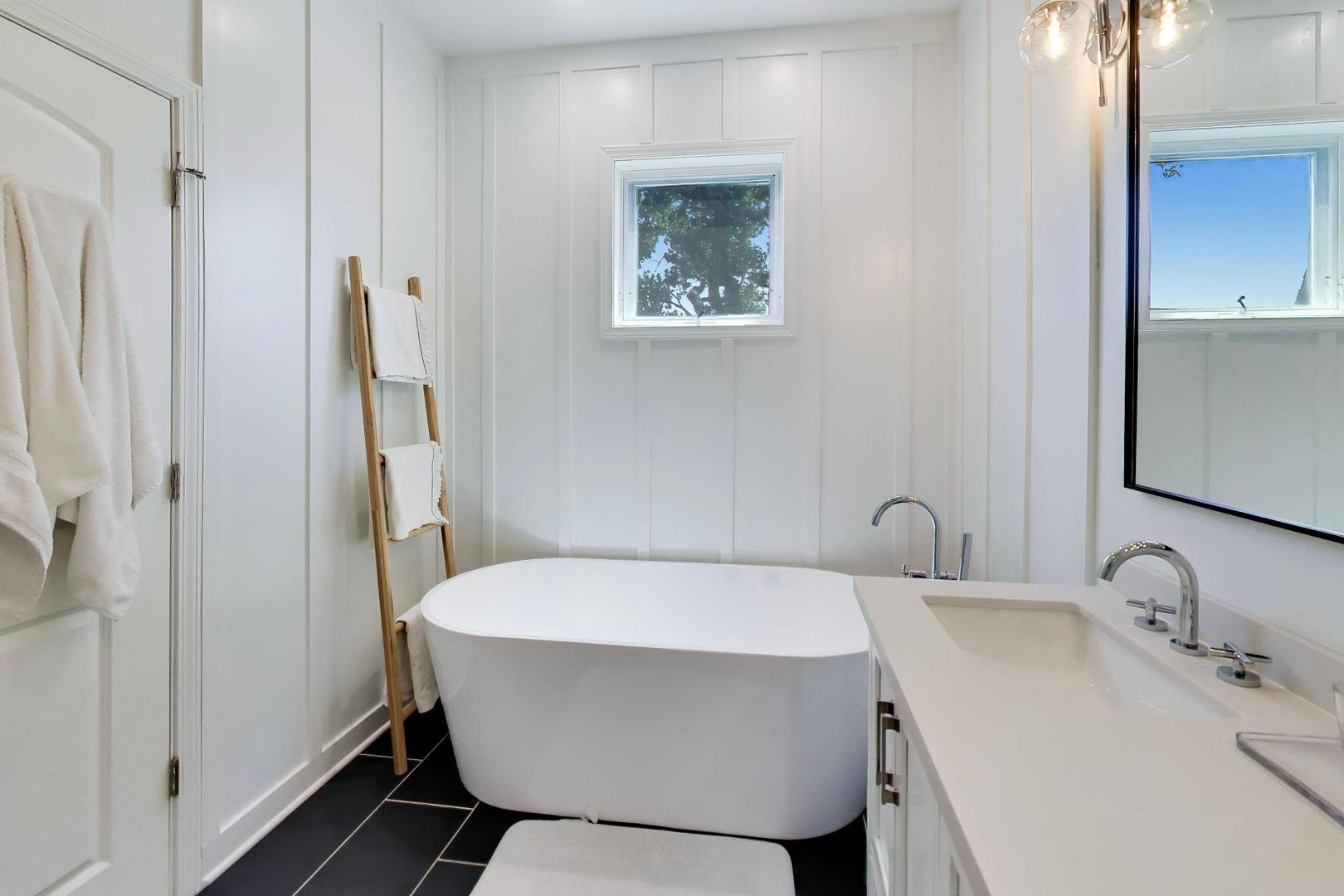 1927 West Irving Park Road, Unit 4 Chicago, IL 60613 - Photo 16 of 32 Gallery Image 16