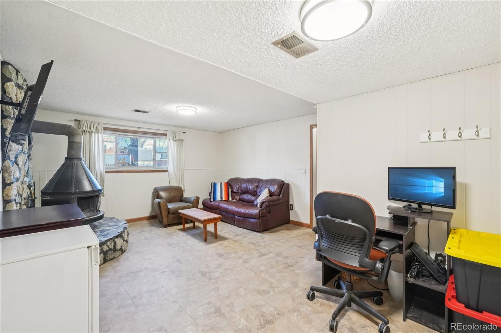 6277 Reed Court Arvada, CO 80003 - Photo 15 of 40 a livingroom with workspace and a couch