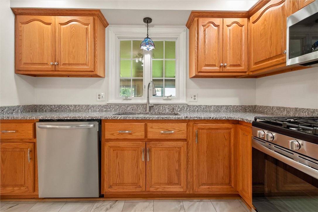 206 Huckleberry Road Farmington, NY 14425 - Photo 12 of 49 Gallery Image 12