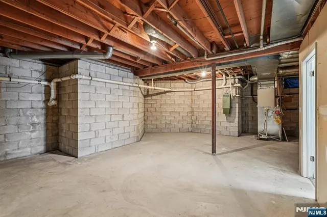 a view of empty room with an empty space