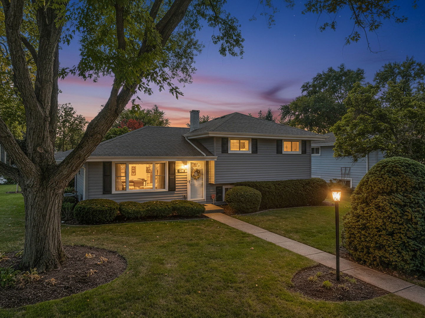 a view of a house with a yard