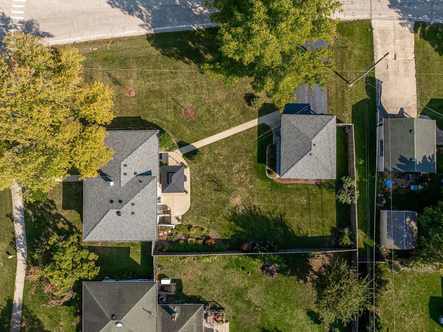 723 Inverness Road Lisle, IL 60532 - Photo 31 of 40 an aerial view of a house with a yard