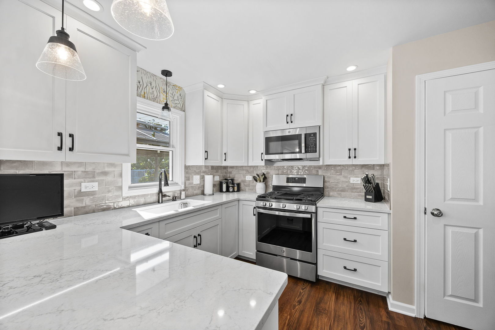 723 Inverness Road Lisle, IL 60532 - Photo 7 of 40 a kitchen with granite countertop a sink stainless steel appliances and cabinets