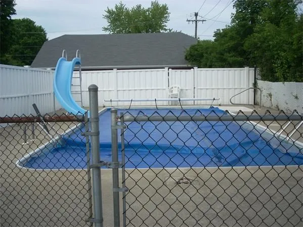 a view of a backyard