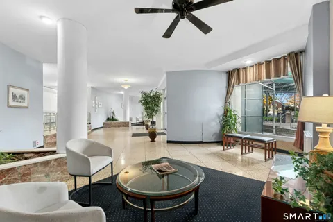 $3,495 | 71 Strawberry Hill Avenue, Unit 305, Stamford, CT 06902