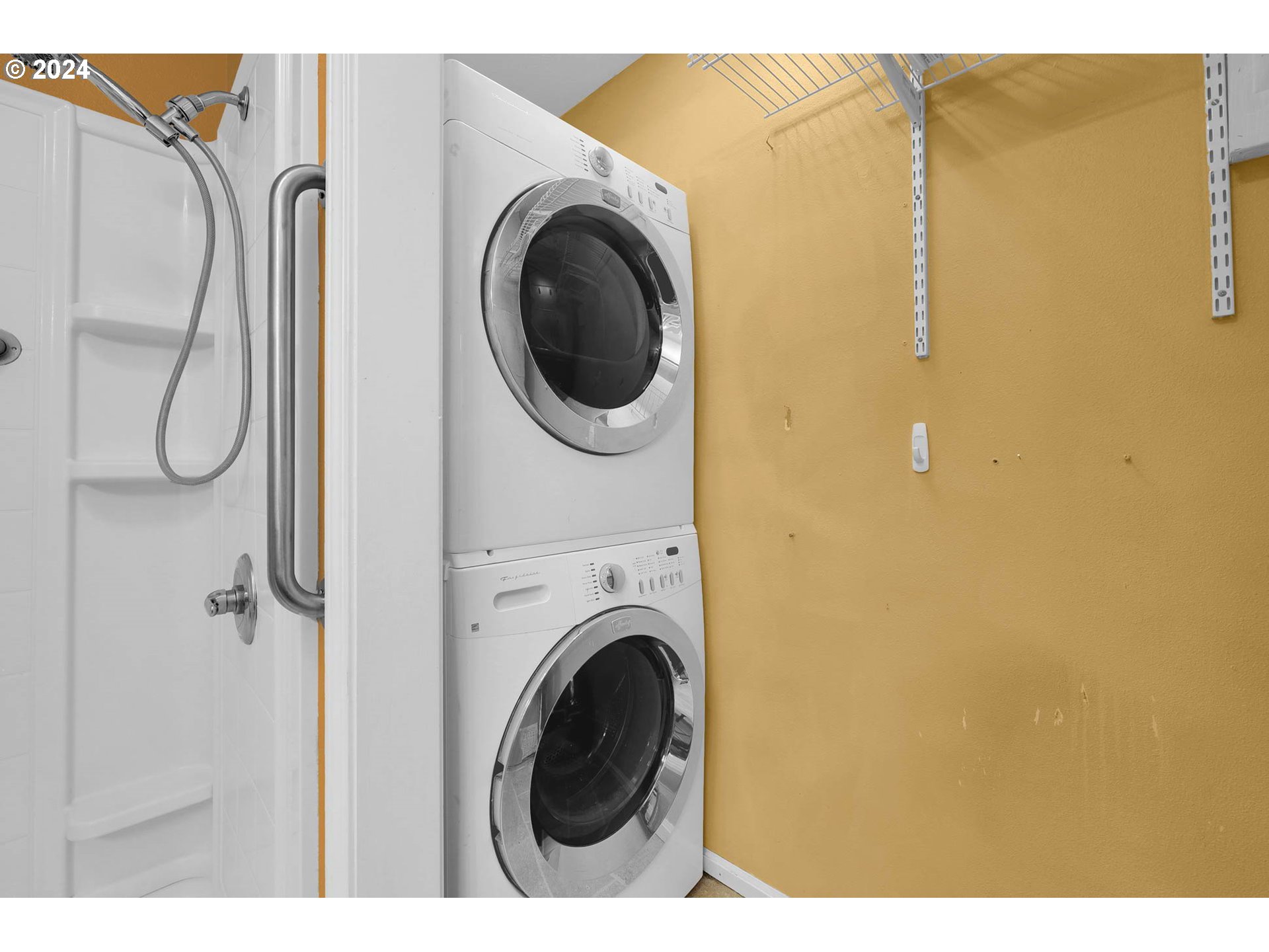972 West L Street Springfield, OR 97477 - Photo 21 of 27 a utility room with dryer and washer