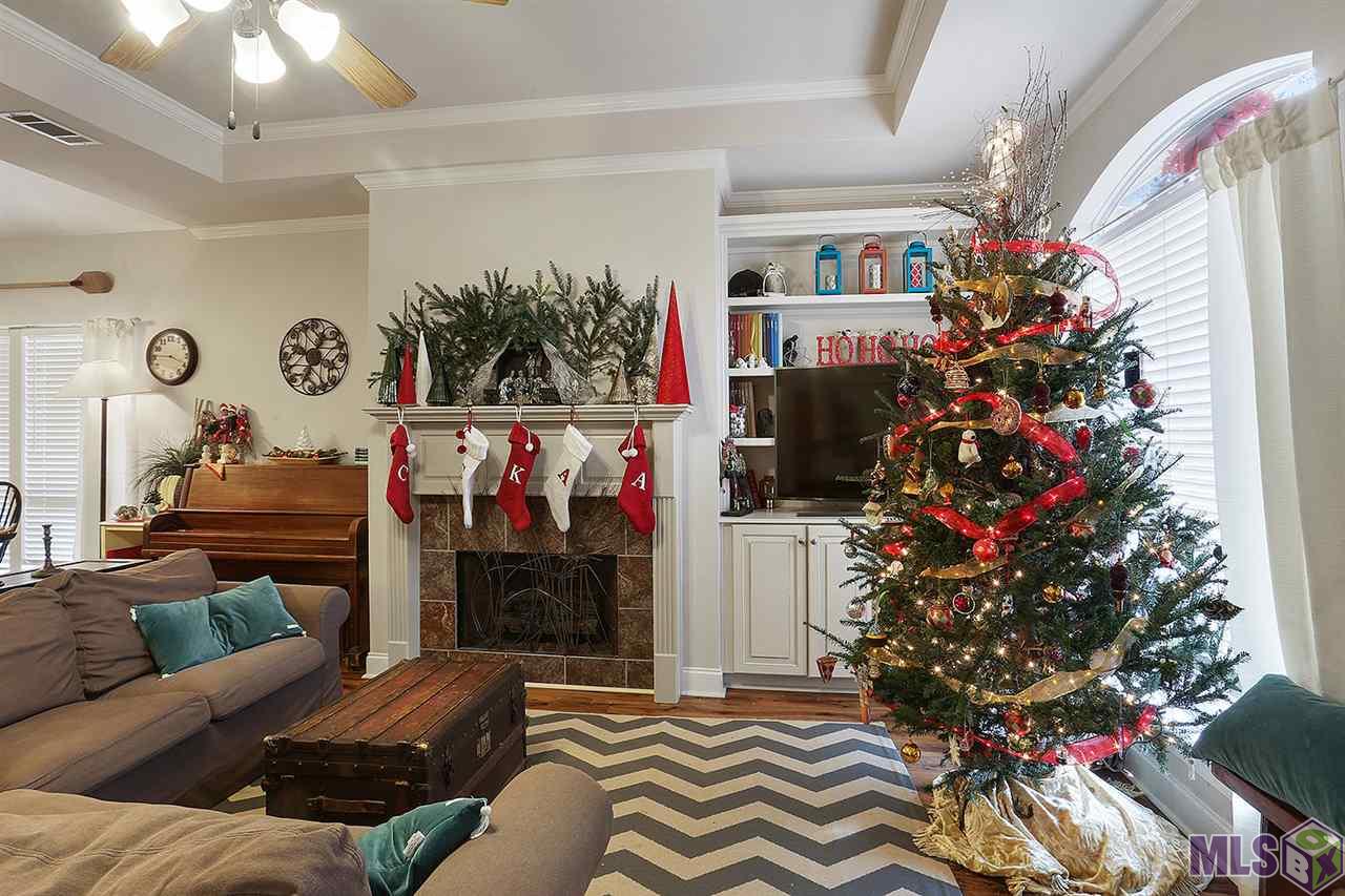 2007 Hunters Trail Drive Baton Rouge, LA 70816 - Photo 3 of 12 Fireplace & Built Ins