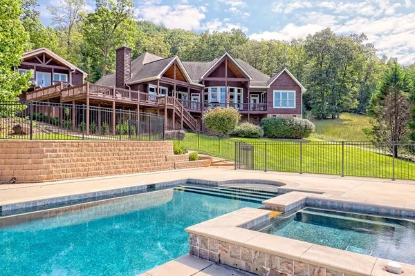 a view of an house with backyard and pool