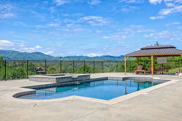 $1,325,000 | 340 Autumn Trail, Franklin, NC 28734