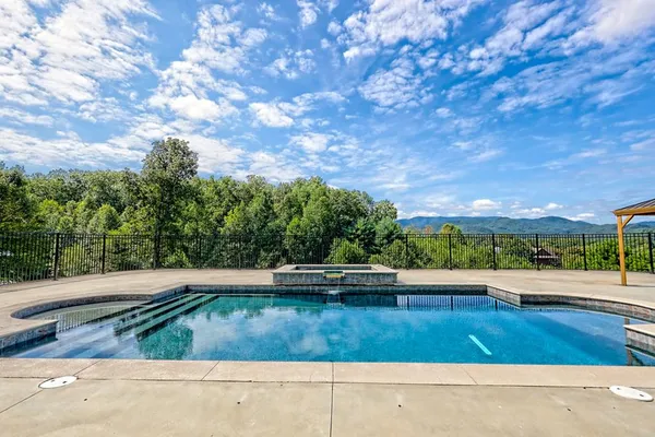 $1,325,000 | 340 Autumn Trail, Franklin, NC 28734