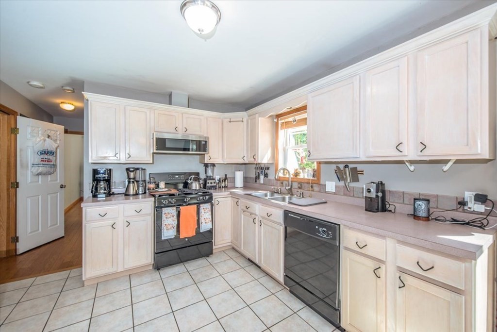 2 Shade Tree Lane Acushnet, MA 02743 - Photo 5 of 38