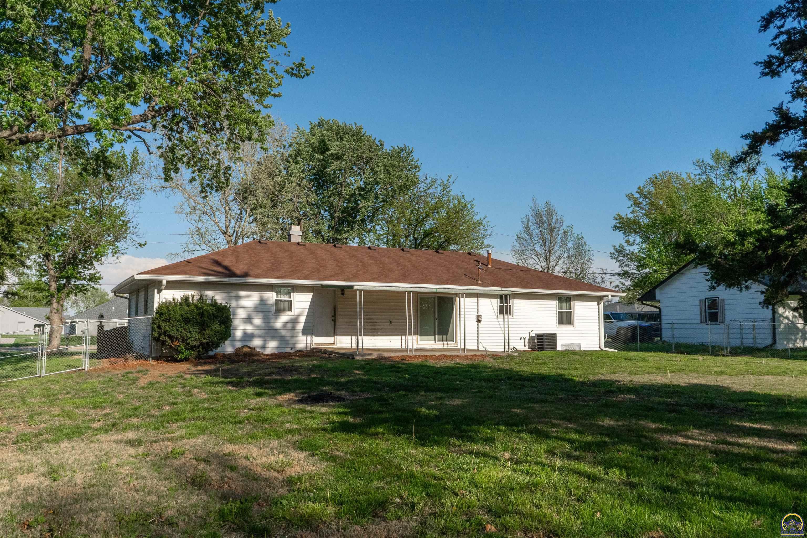 3525 Southeast Croco Road Topeka, KS 66605 - Photo 4 of 26