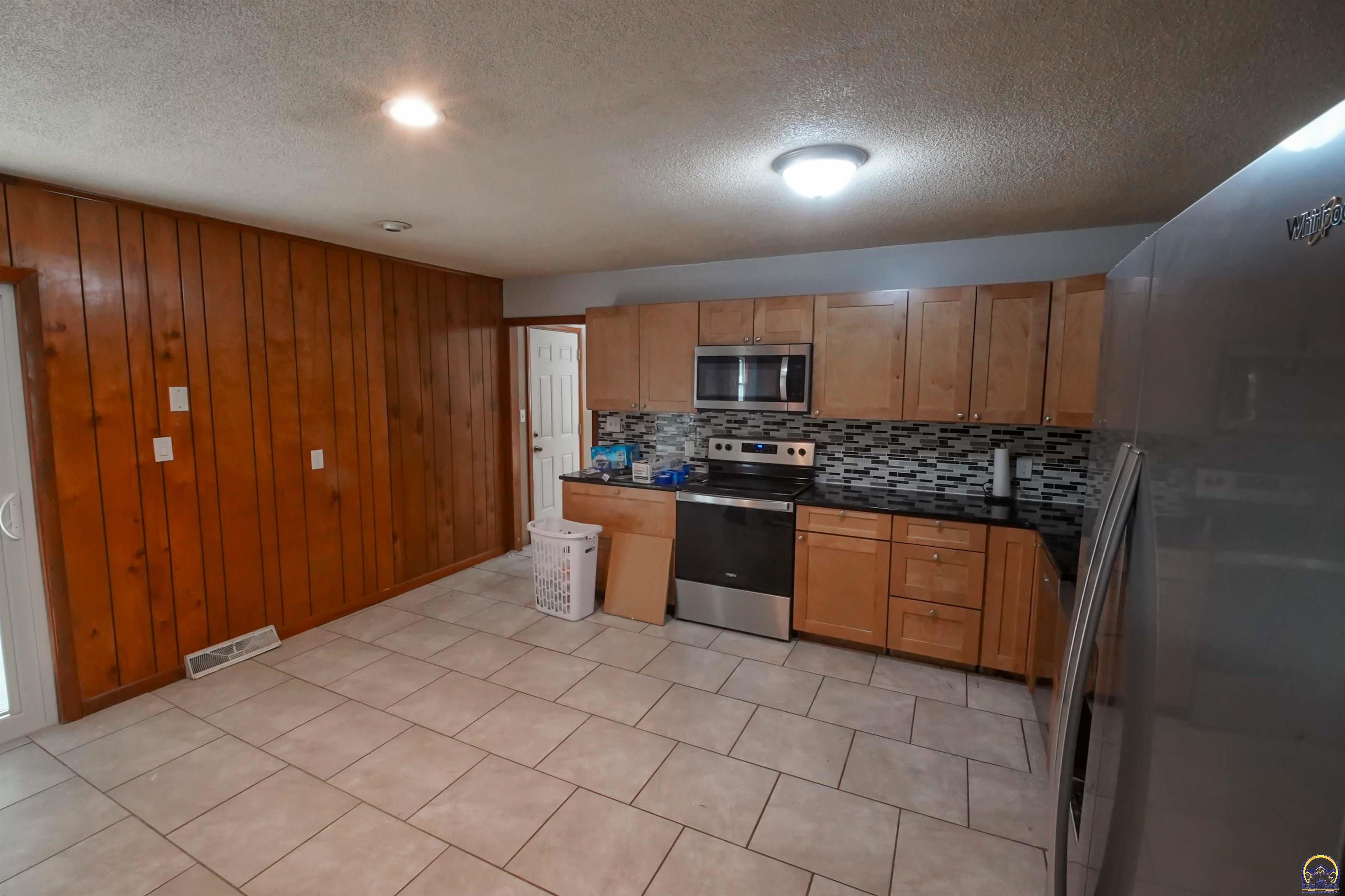 3525 Southeast Croco Road Topeka, KS 66605 - Photo 7 of 26