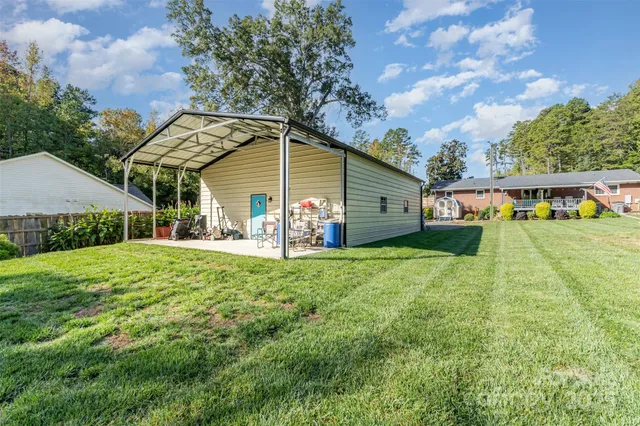 a view of a house with backyard and garden