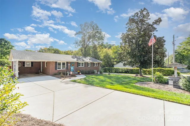 a view of a house with backyard and sitting area