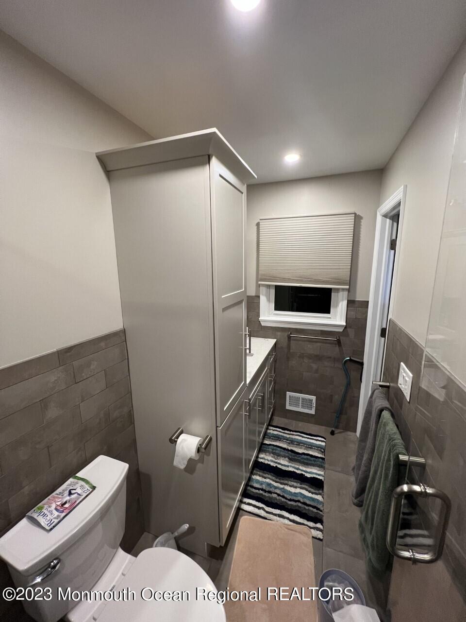 5 Rosedale Terrace Holmdel, NJ 07733 - Photo 29 of 55 en suite bath