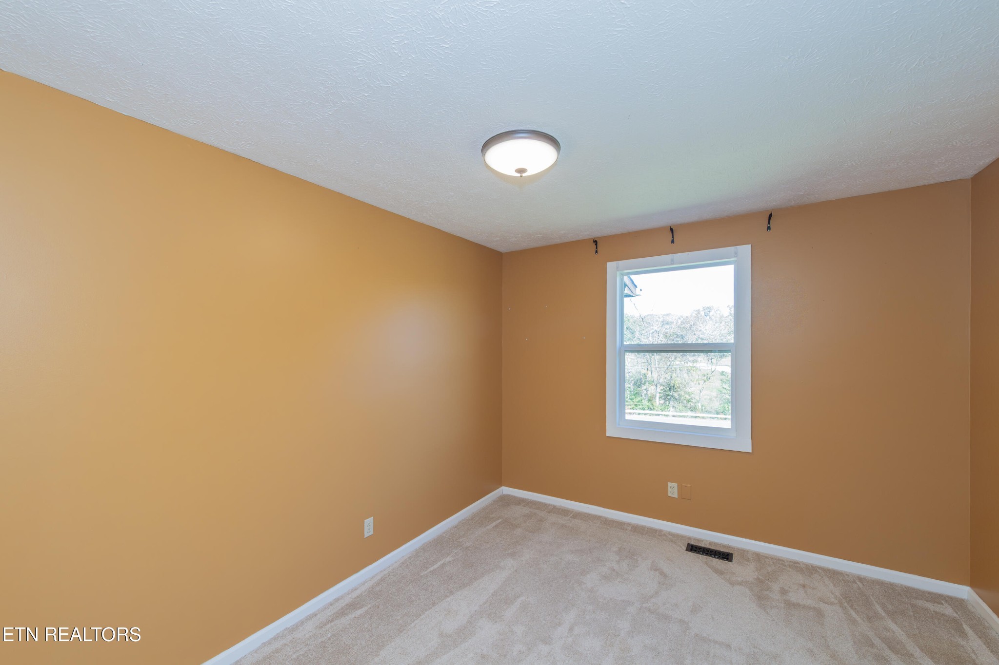 759 Laurel Road Clinton, TN 37716 - Photo 18 of 28 an empty room with windows
