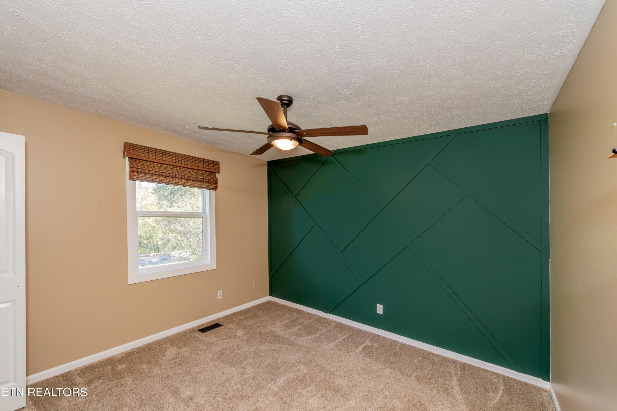 759 Laurel Road Clinton, TN 37716 - Photo 19 of 28 a view of a room
