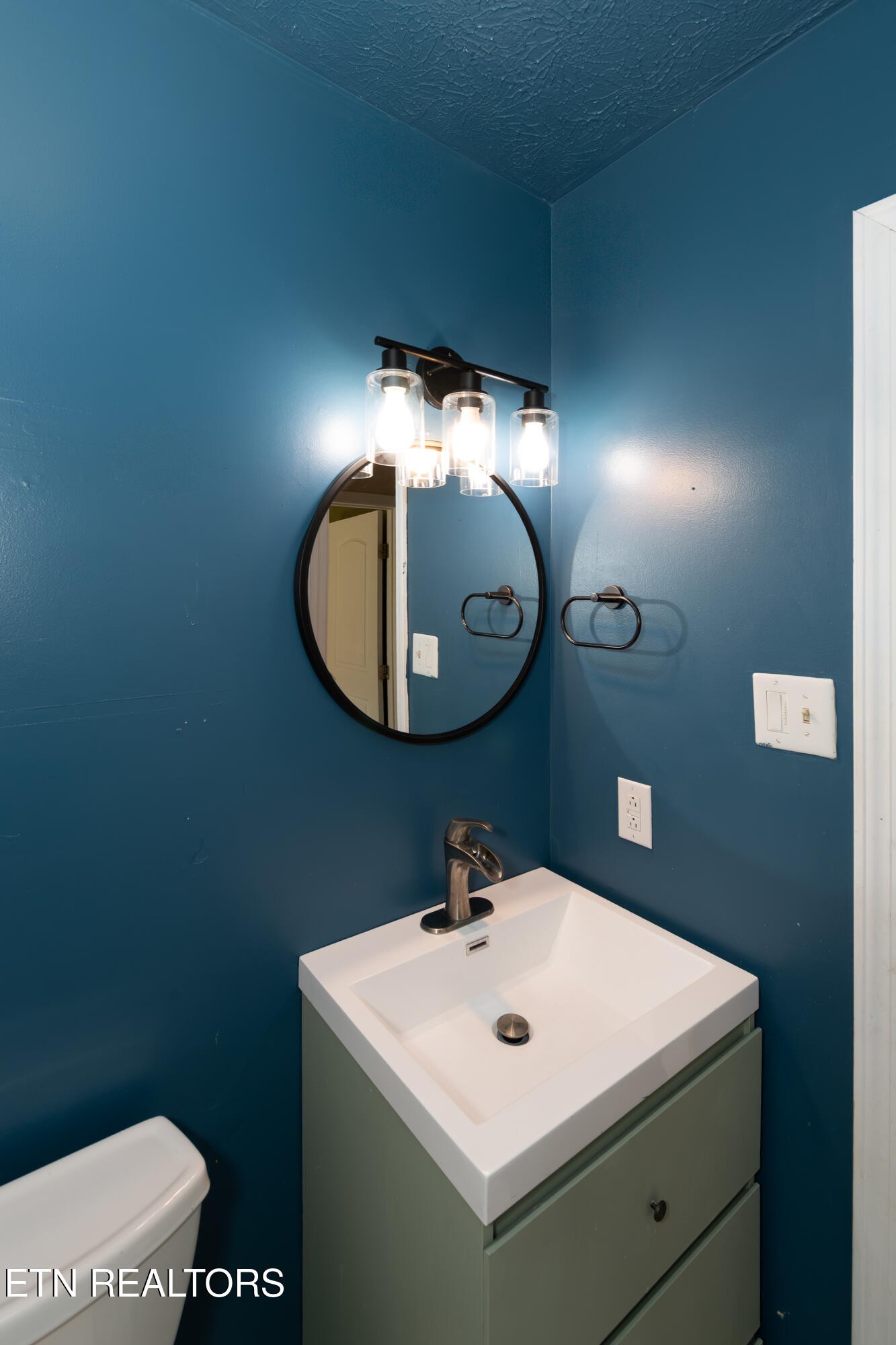 759 Laurel Road Clinton, TN 37716 - Photo 21 of 28 a bathroom with a toilet sink and mirror